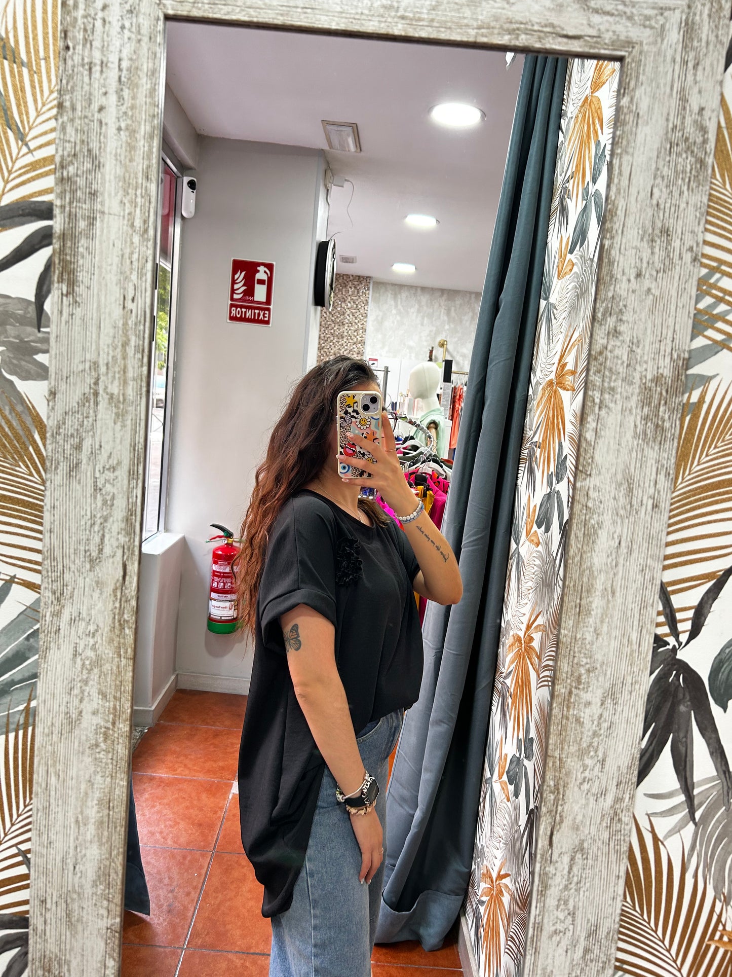 Camiseta flor negra