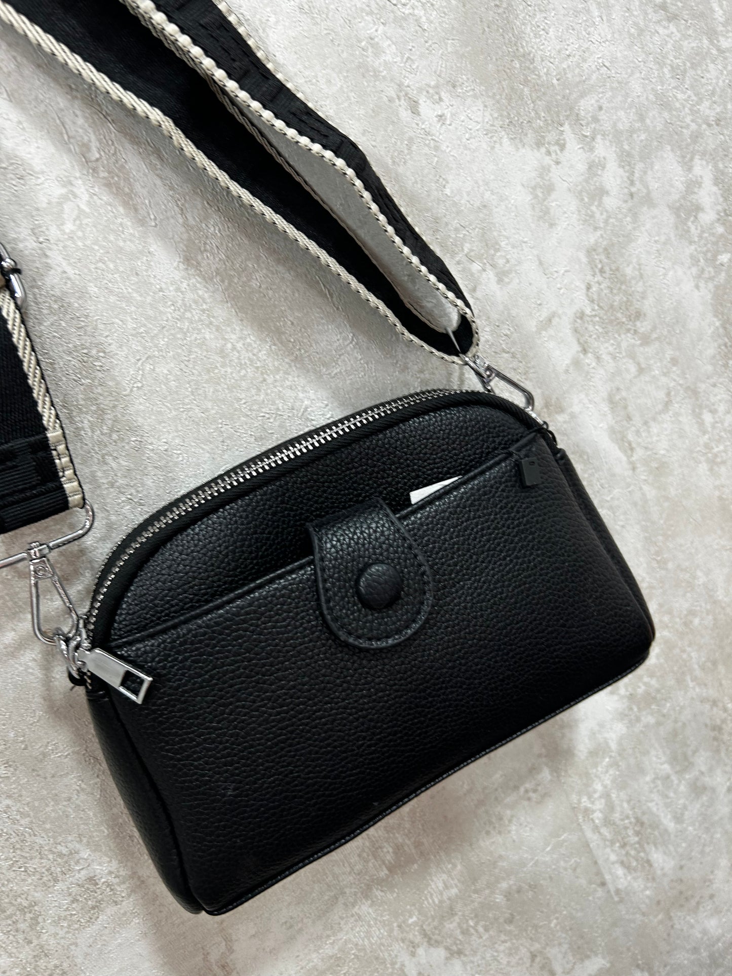 Bolso negro boton