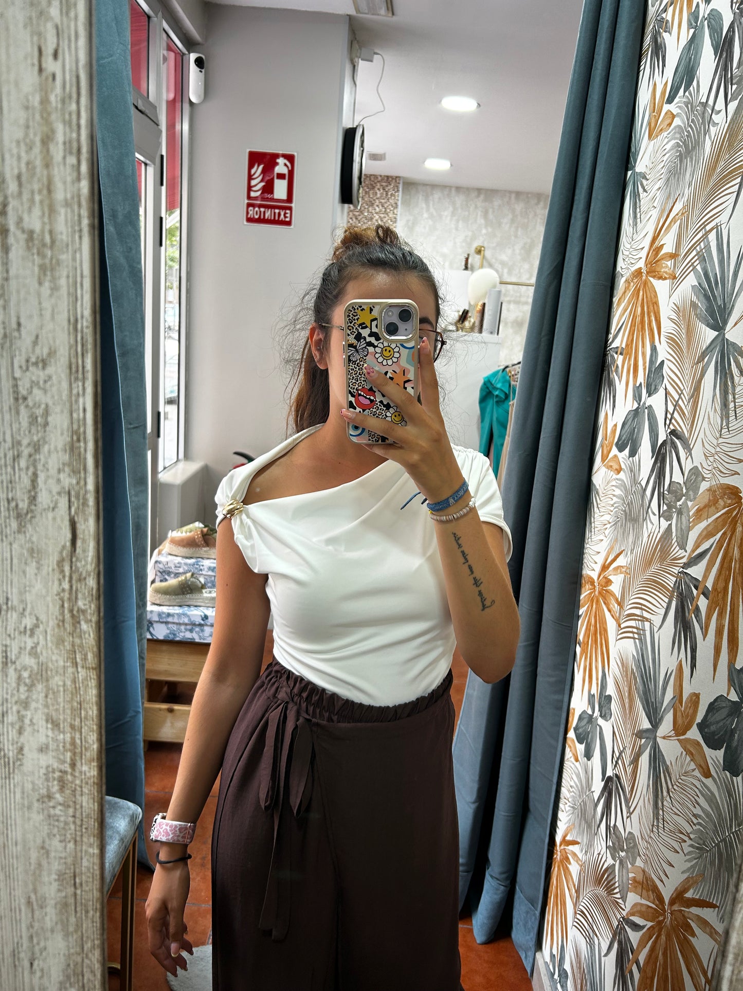 Top blanco abalorio