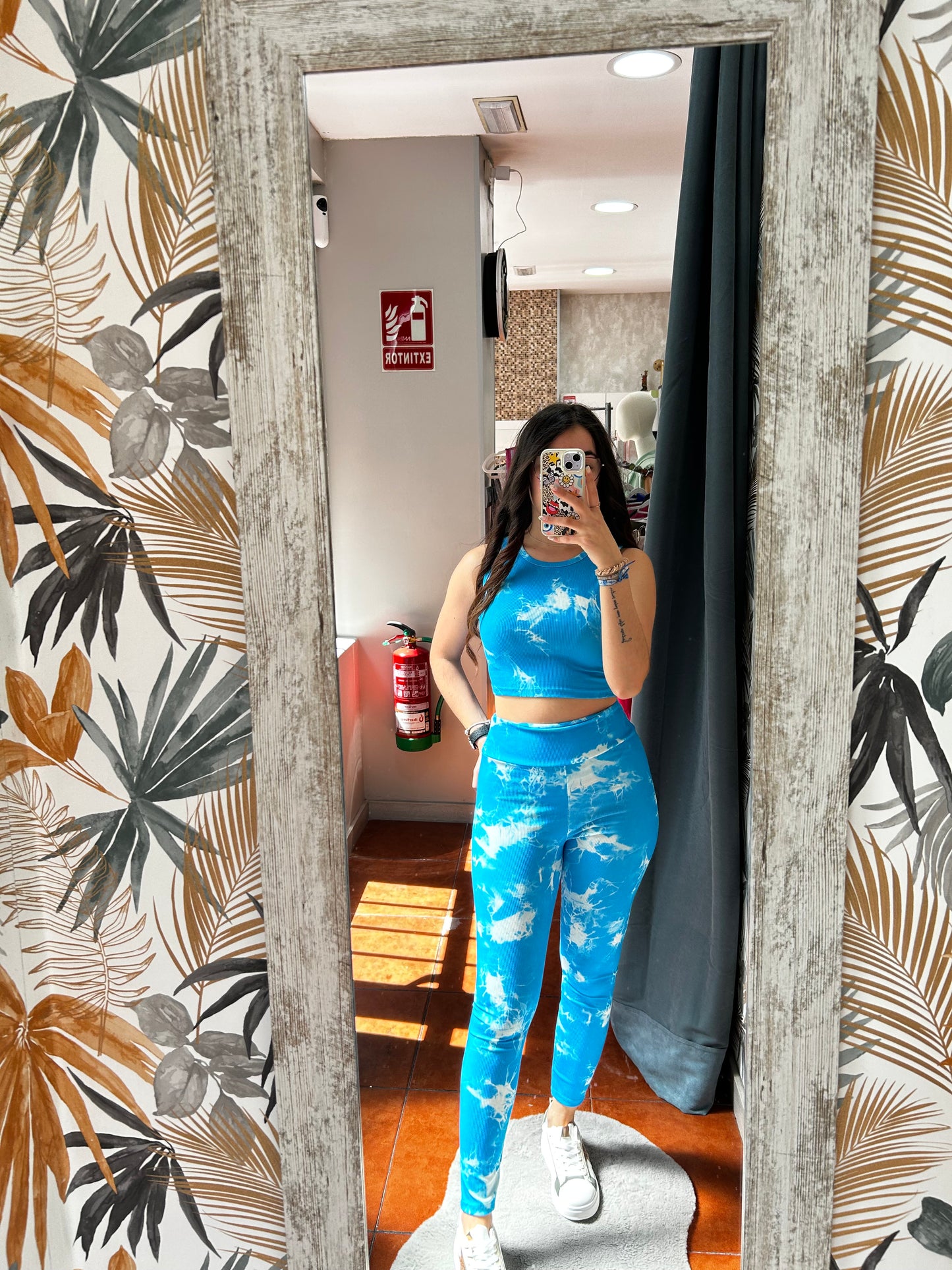 Conjunto deportivo azul