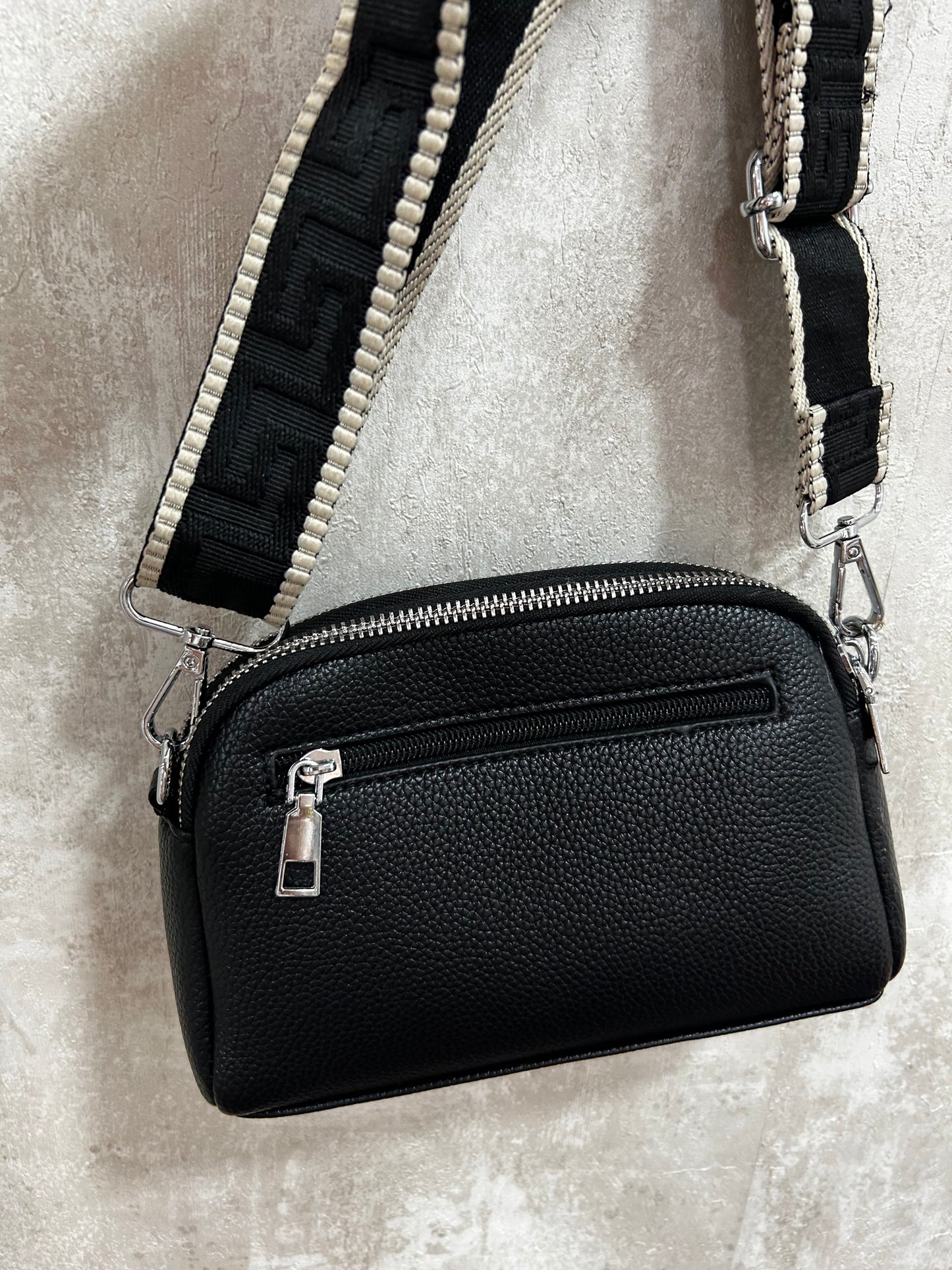 Bolso negro boton