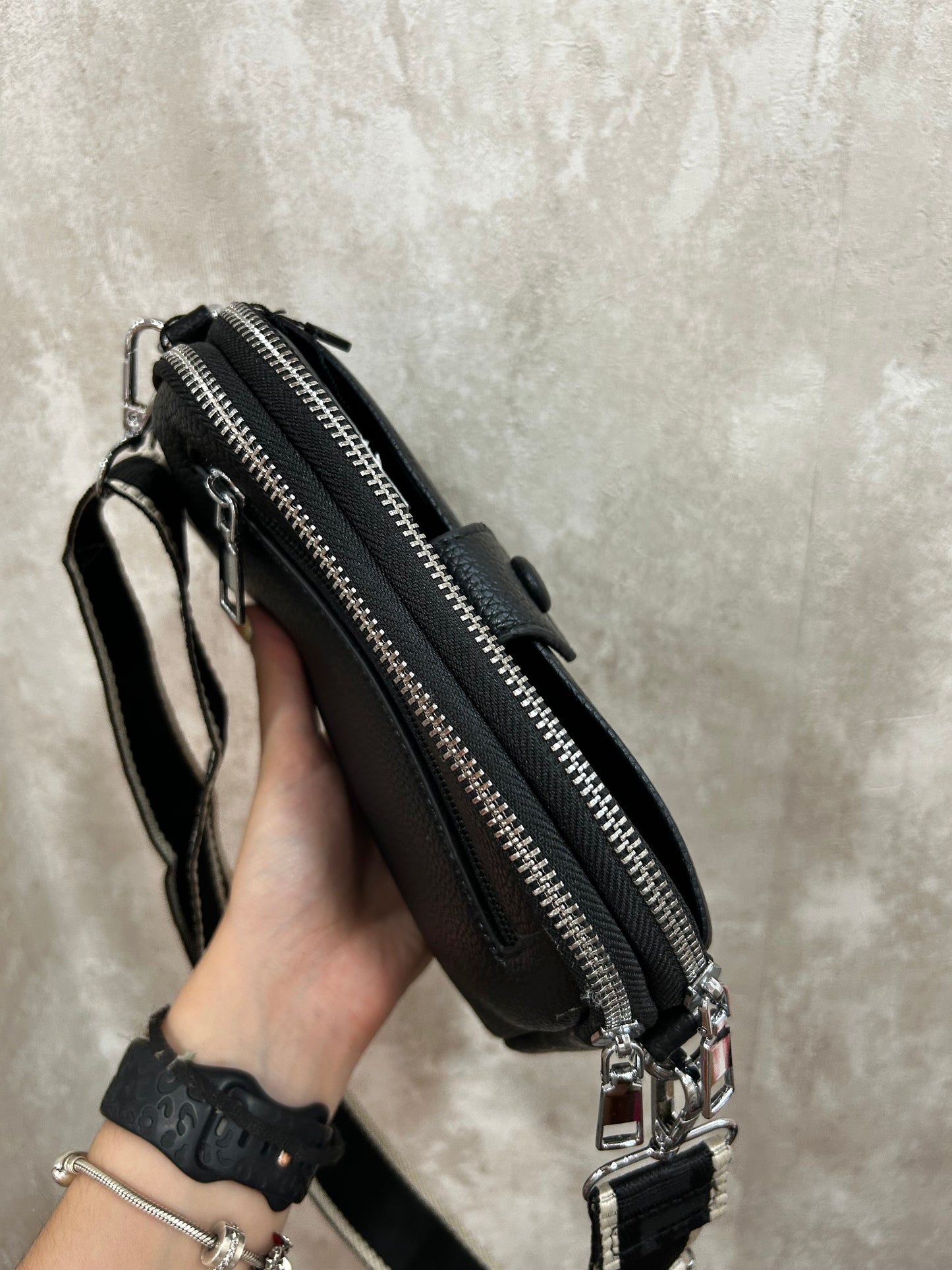 Bolso negro boton