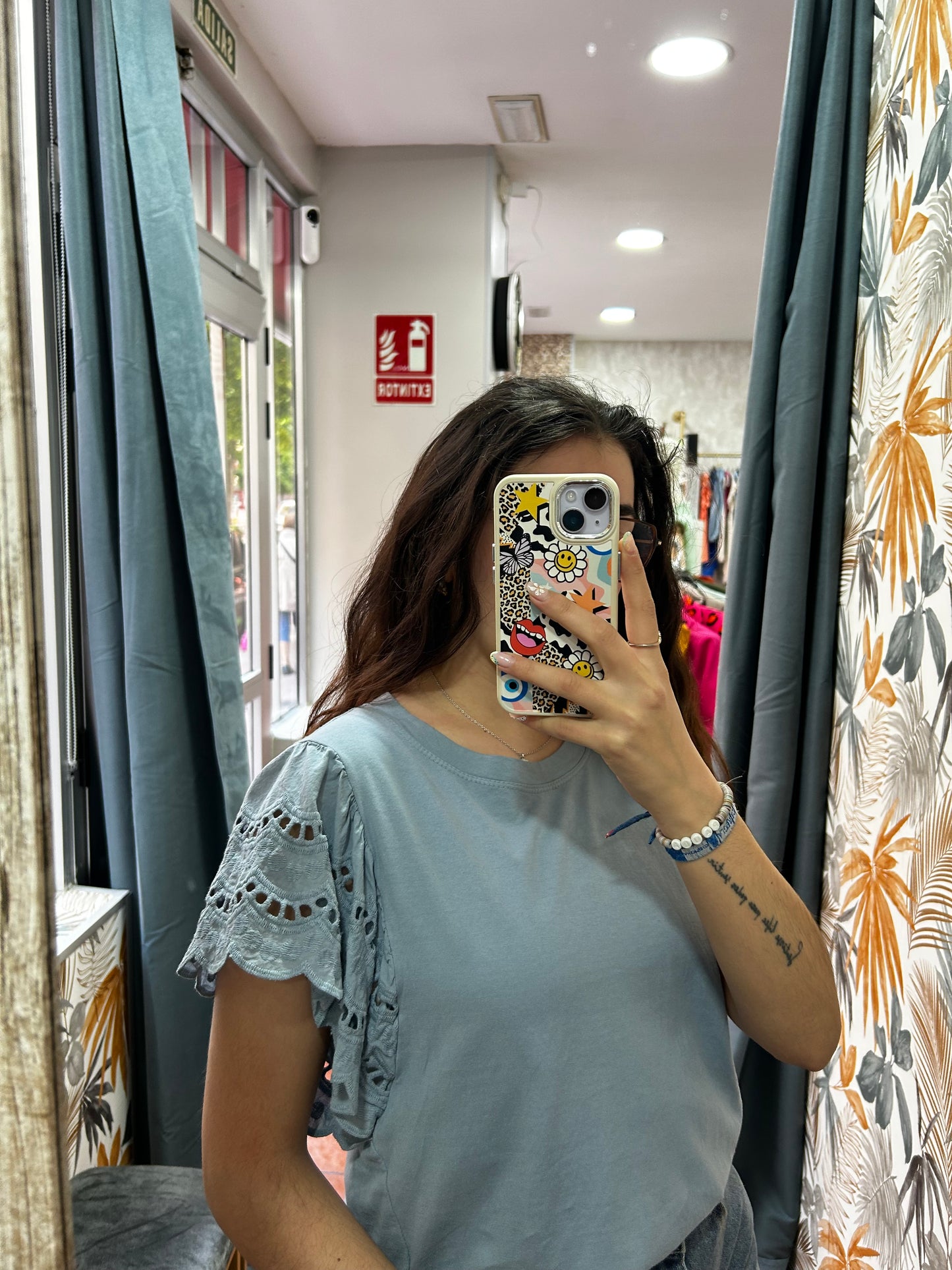 Camiseta manga troqueda