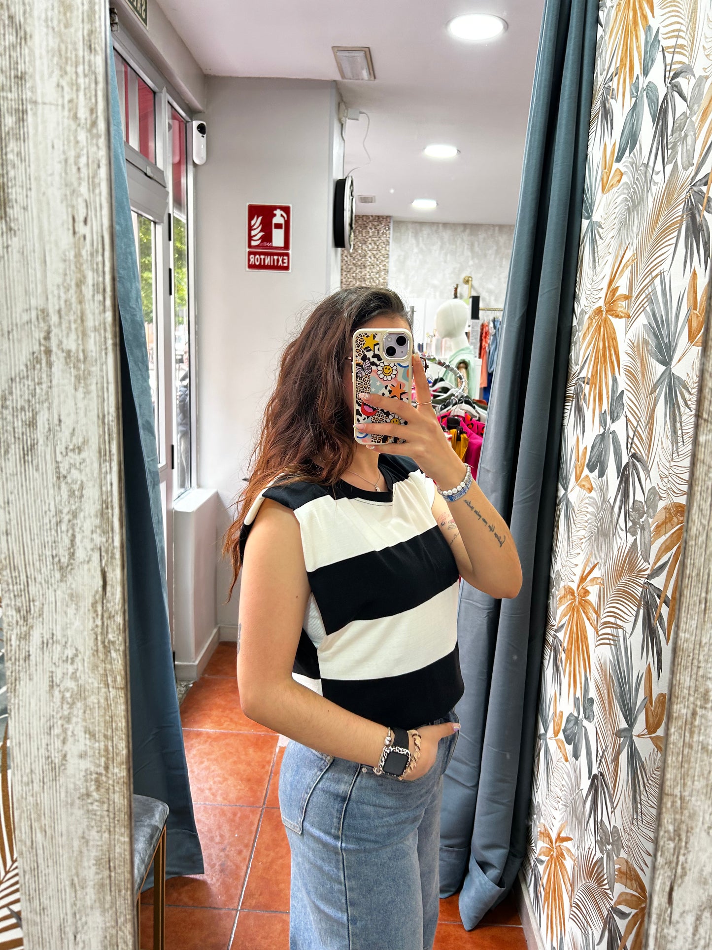 Camiseta hombreras rayas negras