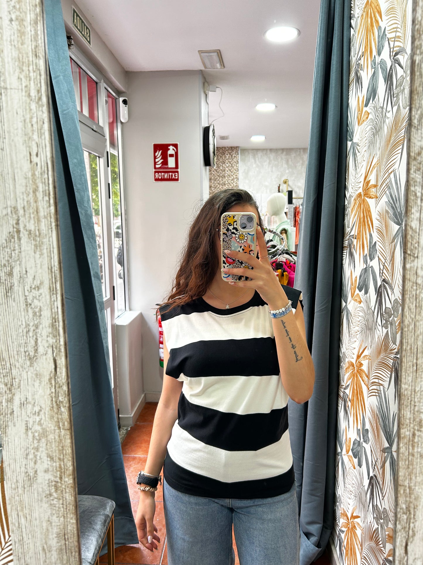 Camiseta hombreras rayas negras