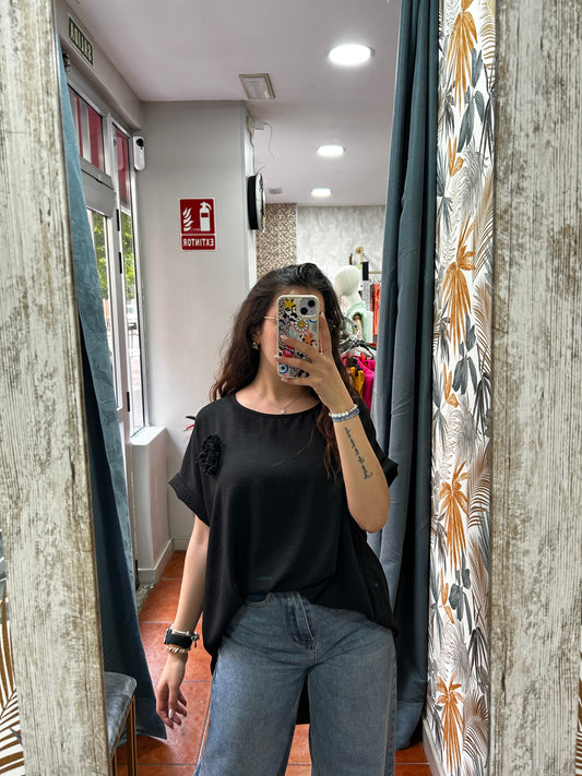 Camiseta flor negra