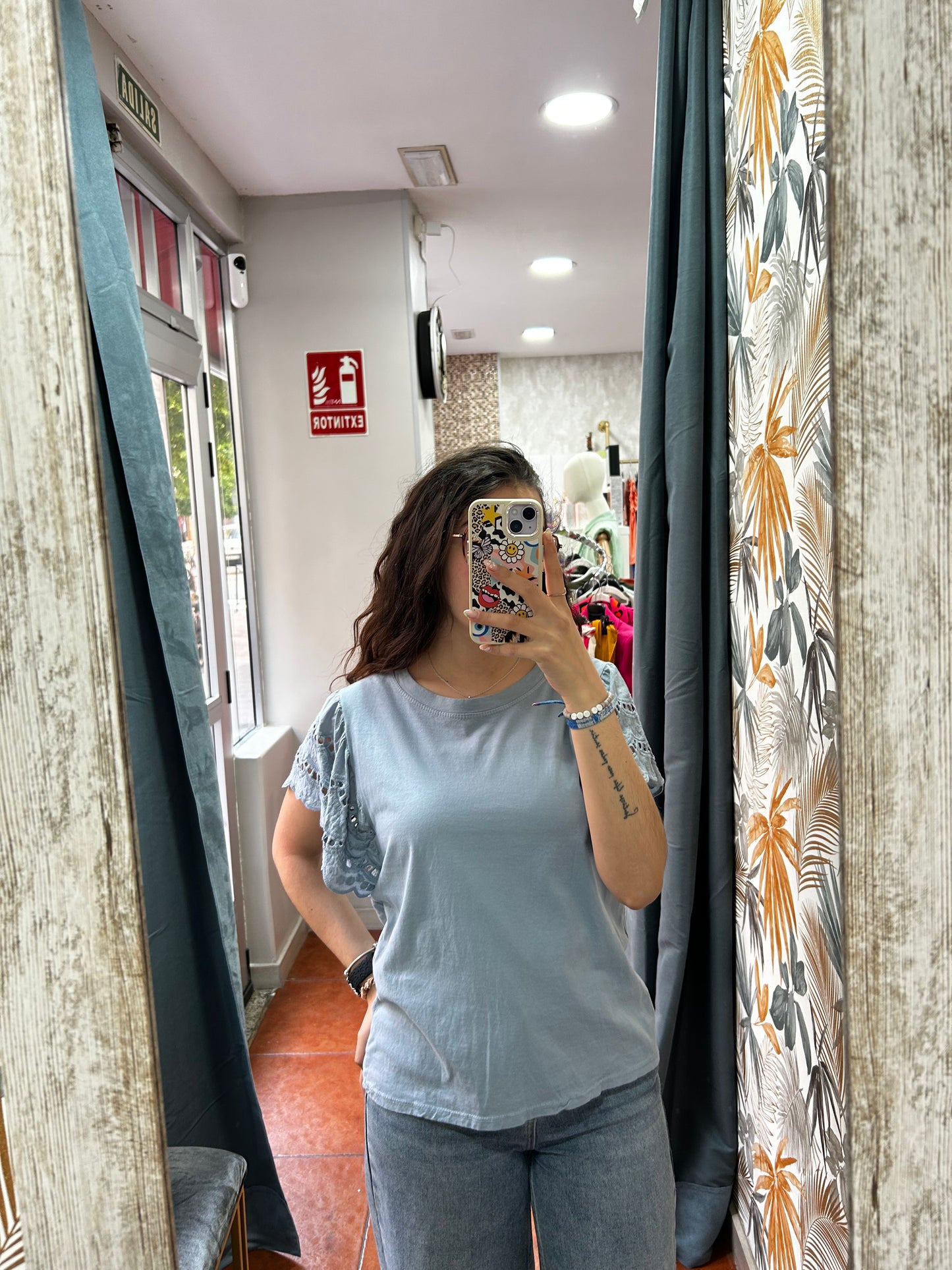 Camiseta manga troqueda