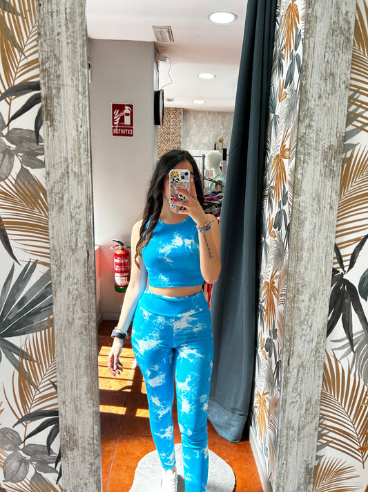 Conjunto deportivo azul