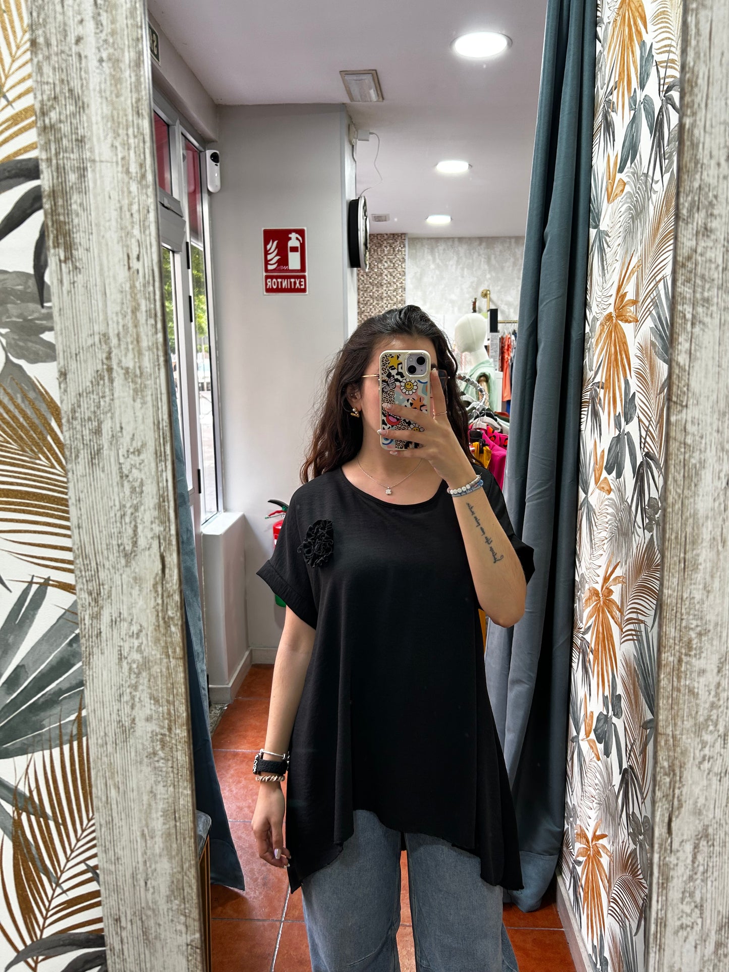 Camiseta flor negra